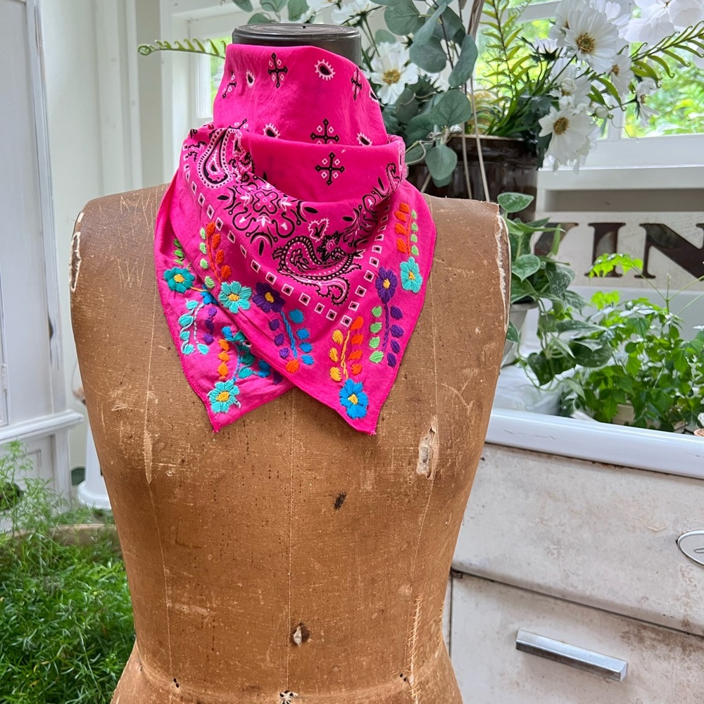 NWOT Nativa Floral Bandana - Pink